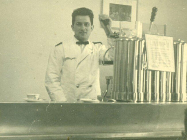 L’UOMO CHE FA CANTARE IL CAFFÈ GIUSEPPE DE GIUSTI 01